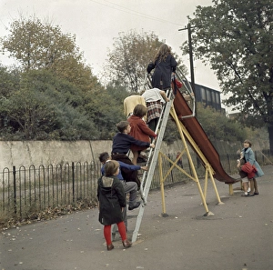 Images Dated 26th May 2017: Children on a slide in a park