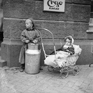 1950s Childhood Gallery: Children in the street