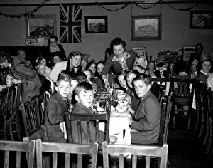 Images Dated 2nd April 2012: Childrens Christmas Party, Walton-on-the-Naze, Essex