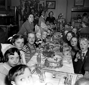 Images Dated 2nd April 2012: Childrens Christmas Party, Walton-on-the-Naze, Essex