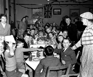 Images Dated 2nd April 2012: Childrens Christmas Party, Walton-on-the-Naze, Essex