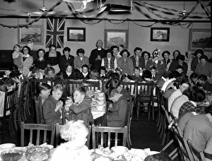 Images Dated 2nd April 2012: Childrens Christmas Party, Walton-on-the-Naze, Essex