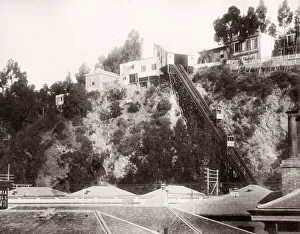 Chile - elevator, funicular, Valparaiso