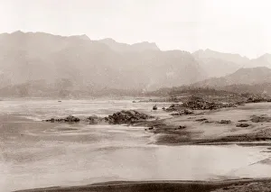 China c. 1880s - scene on the banks of the Yangtze river