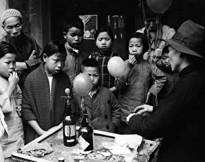 Images Dated 9th September 2011: Chinese Balloon Trick