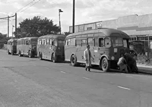 Vauxhall Prints: Four coaches outside Vauxhall building