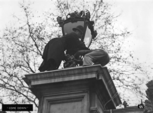 Images Dated 11th January 2012: Come Down - Royal Wedding 1947