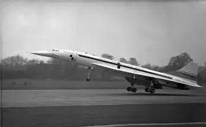 Concorde 01 G-AXDN makes its first take-off from Filton