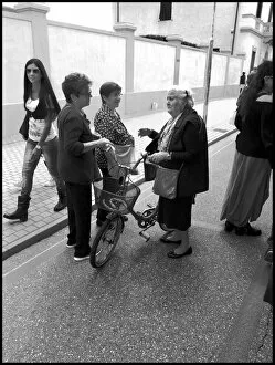 Images Dated 4th June 2016: Conversation in Italian street