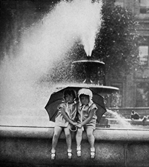 Images Dated 6th July 2011: Cooling off in Trafalgar Square