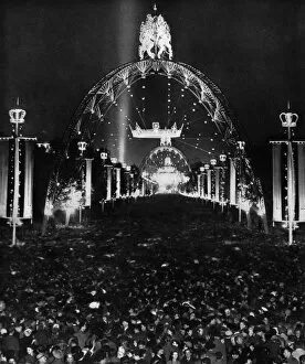 Images Dated 23rd June 2011: Coronation 1953, the Mall illuminated