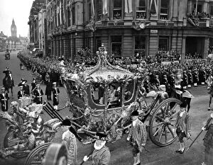 Crowds Collection: Coronation 1953, Queen Elizabeth II in golden State coach