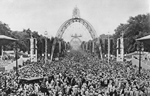 Coronation 1953, Queen Elizabeth II - Procession down the Ma Coronation 1953, Queen Elizabeth II - Procession down the Ma