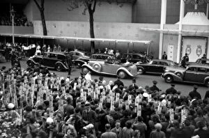 Images Dated 18th August 2011: Coronation. Abbey. Cars deposit their passengers