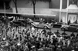 Foreign Collection: Coronation. Abbey. Cars deposit their passengers