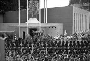 Gallacher Gallery: Coronation. Coronation Coach arrives