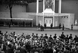 Gallacher Gallery: Coronation. The dustman makes progress