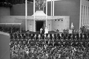 Gallacher Gallery: Coronation. Earl Marshall waits for Queen
