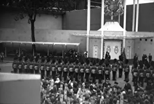 Gallacher Prints: Coronation. Guard of Honour in place