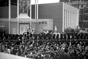 Images Dated 18th August 2011: Coronation. Irish State Coach moves away