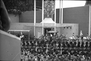Gallacher Gallery: Coronation. Queen enters Westminster Abbey