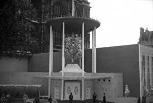 Gallacher Gallery: Coronation. The temporary Queens entrance