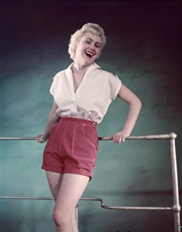 Fastening Gallery: Costume / Red Shorts