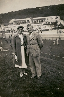 Images Dated 8th November 2011: Couple on holiday in Scarborough, Yorkshire