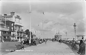 Cyclists Prints: Cowes Promenade