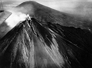 Images Dated 11th May 2004: The crater of Merapi, Java