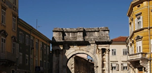 Images Dated 1st September 2007: Croatia. Pula. Triumphal Arch of the Sergii