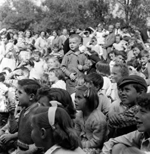 Images Dated 5th March 2012: Crowd of Children 1950S