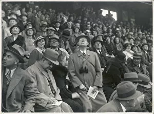 Neck Gallery: CROWD AT A HORSE RACE