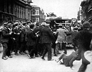 Images Dated 18th April 2004: Crowds cheering Mr. Asquiths car