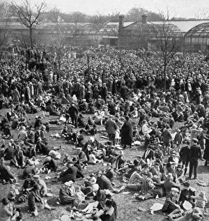 Images Dated 16th May 2018: Crowds at London Zoo on Easter Monday, 1928
