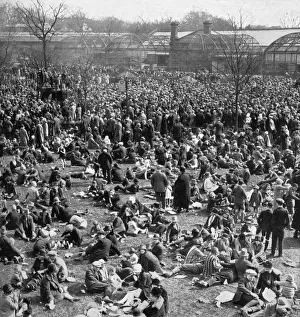 Images Dated 16th May 2018: Crowds at London Zoo on Easter Monday, 1928