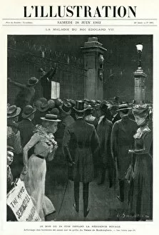 Appendicitis Gallery: Crowds outside Buckingham Palace, London 1902