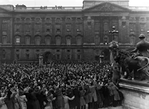 Crowds outside Buckingham Palace - royal wedding 1947