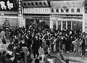 Crowds outside a Shanghai rice shop