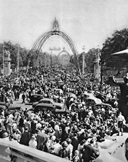 Images Dated 7th June 2011: Crowds viewing decorated Mall prior to Coronation, 1953