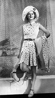 Images Dated 4th September 2015: Cruising fashion 1935