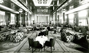 Lounge Collection: Cunard White Star, RMS Queen Mary, Main Lounge