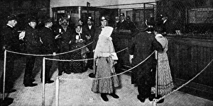Images Dated 16th December 2004: The Currency Exchange on Ellis Island, New York, 1911