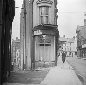 Alley Way Gallery: Curved window, Wales