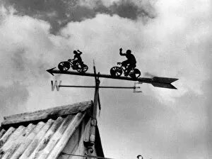 Cyclists Collection: Cyclists Weathervane