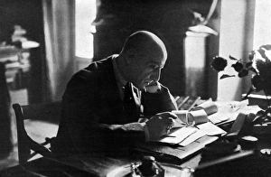 Annunzio Gallery: D annunzio in his Study