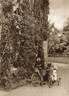 Daphne du Maurier and children at Menabilly, 1944
