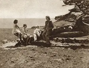 Daphne du Maurier and children at Menabilly, 1944