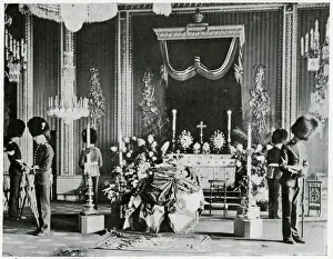 Death of Edward VII - soldiers guard coffin 1910