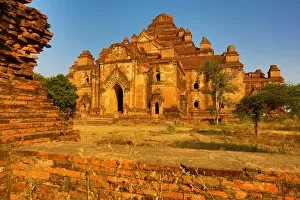 Images Dated 31st January 2016: Dhammayangyi Temple Pagoda in Old Bagan, Bagan, Myanmar